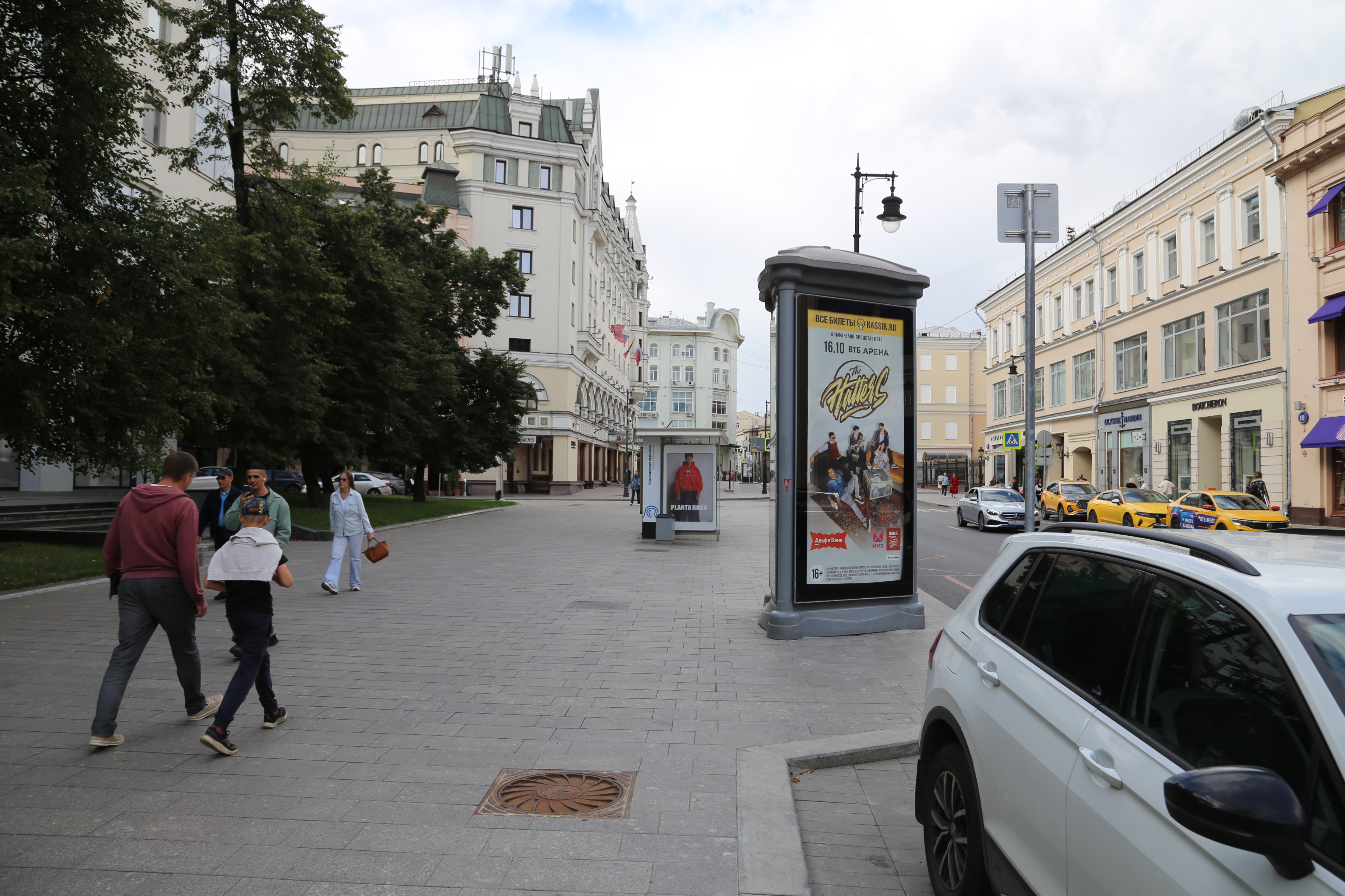 Фотография рекламного носителя, тип: Пиллар 3x1.4, адрес: Петровка ул., д.7, Москва, Россия. Сторона B №262362