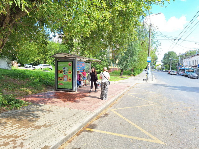 Фотография рекламного носителя, тип: Остановка 1.8x1.2, адрес: Кутузова ул., д.31, Калуга, Калужская область, Россия. Сторона В1-B5 №621635