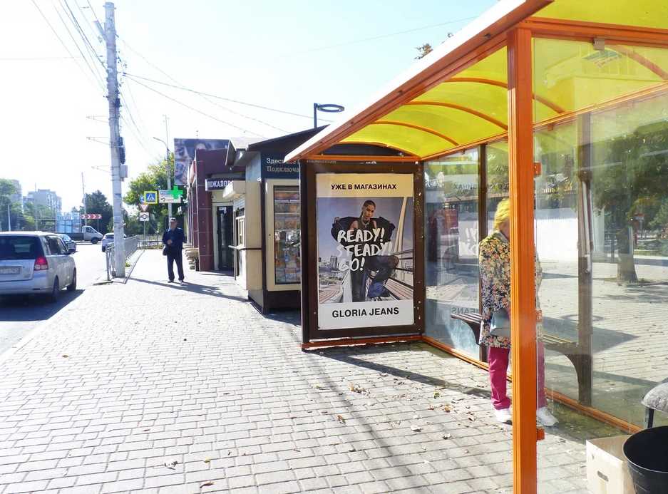 Фотография рекламного носителя, тип: Остановка 1.8x1.2, адрес: 26 Бакинских комиссаров ул., д.1/118, Новочеркасск, Ростовская область, Россия. Сторона A №1371274