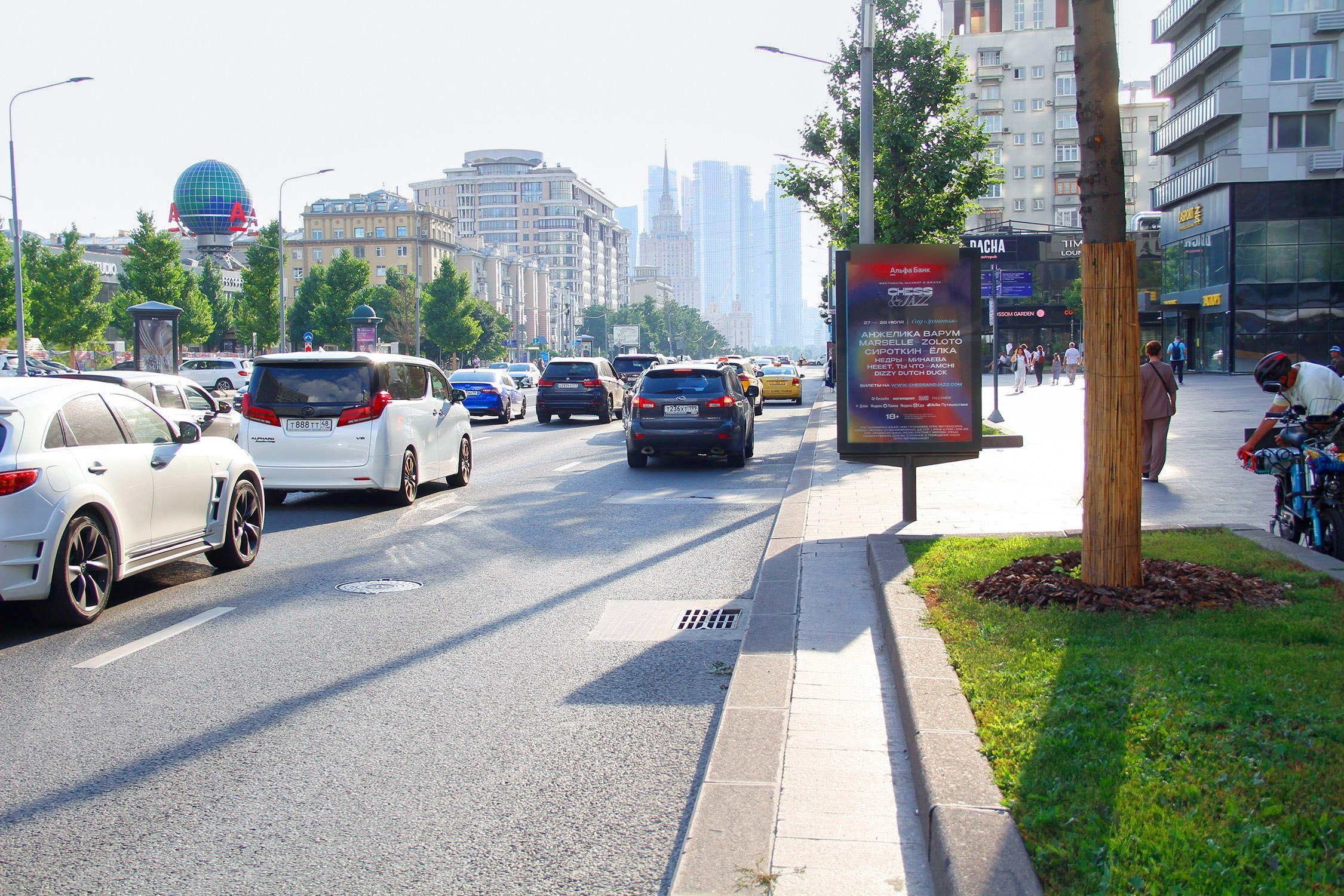 Фотография рекламного носителя, тип: Ситиформат 1.8x1.2, адрес: Новый Арбат ул., д.24, поз.3, Москва, Россия. Сторона А1 №581864