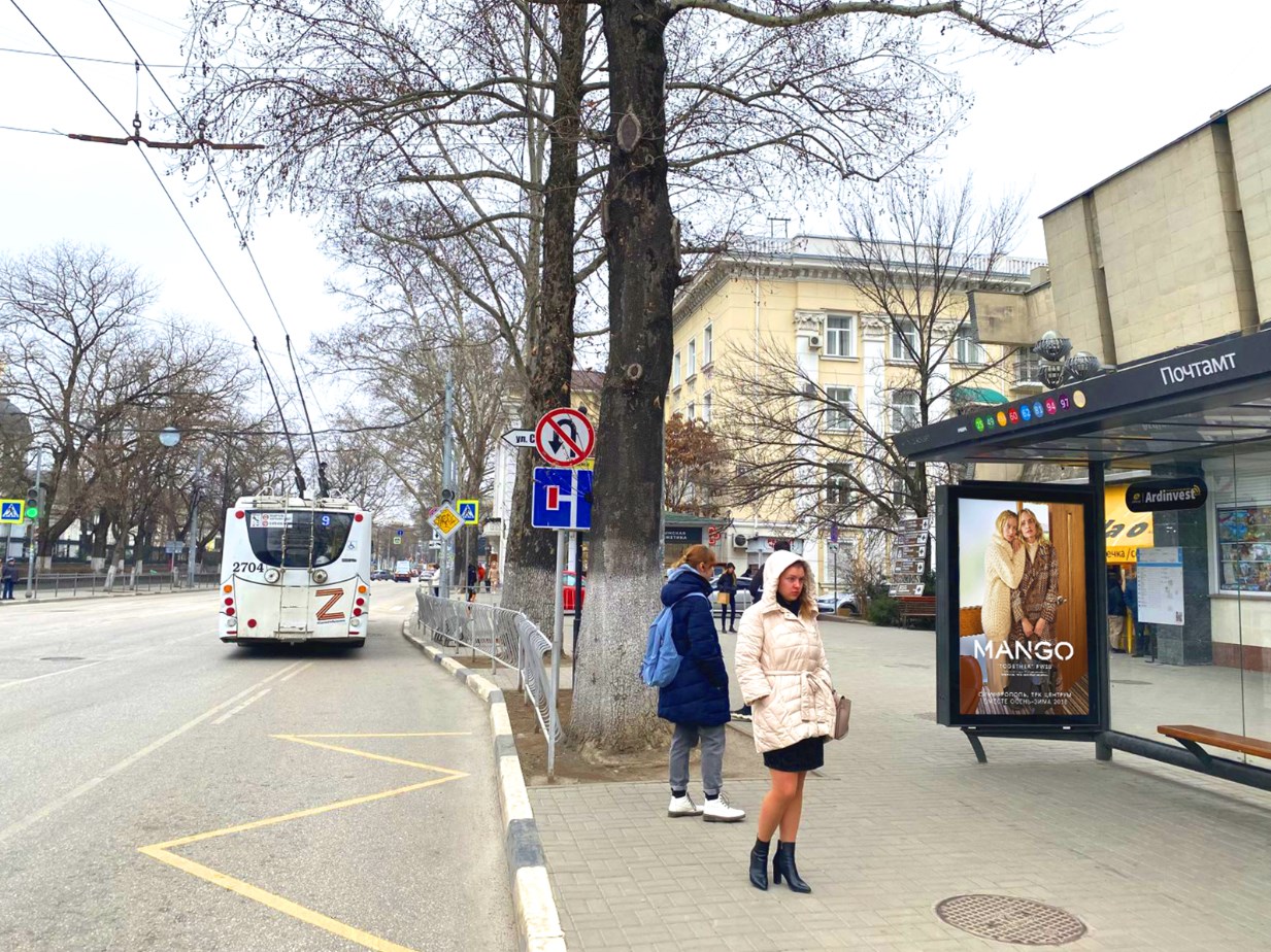 Фотография рекламного носителя, тип: Остановка 1.8x1.2, адрес: Александра Невского ул., ГЛАВПОЧТАМТ, поз.1, Симферополь, Республика Крым, Россия. Сторона A1 №1046986