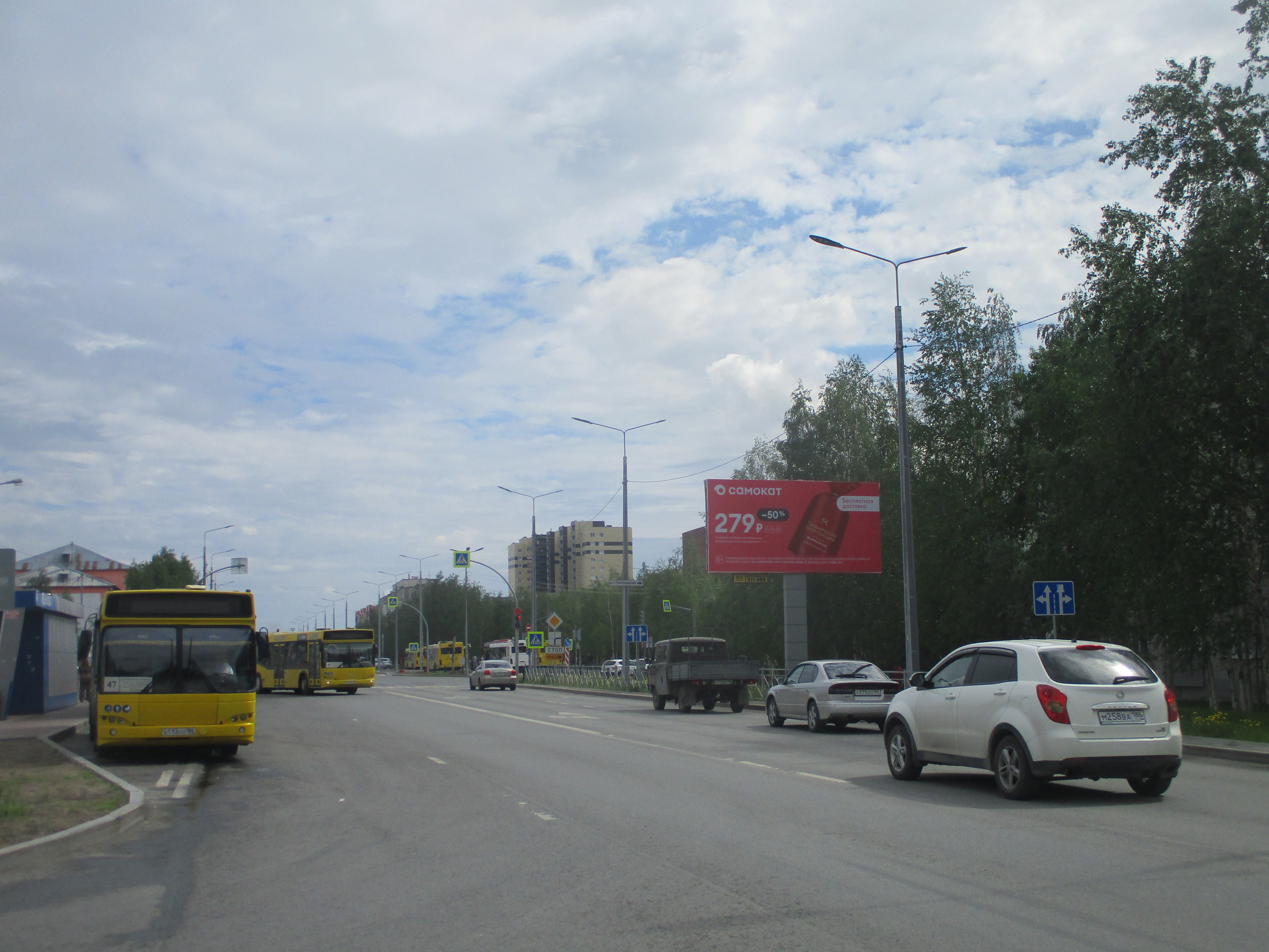 Фотография рекламного носителя, тип: Билборд 3x6, адрес: Привокзальная ул., д.10, Сургут, Ханты-Мансийский автономный округ – Югра, Россия. Сторона А №510422