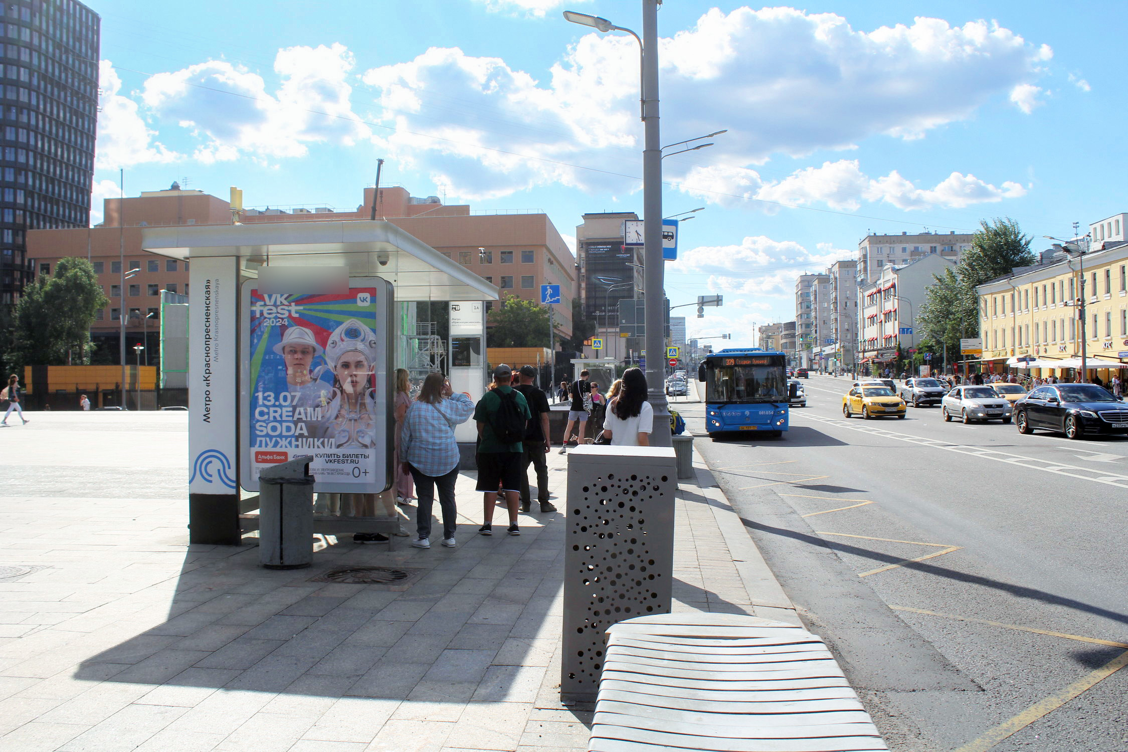 Фотография рекламного носителя, тип: Остановка 1.8x1.2, адрес: Красная Пресня ул., ост. "м. Краснопресненская", поз.2, Москва, Россия. Сторона Б №334771