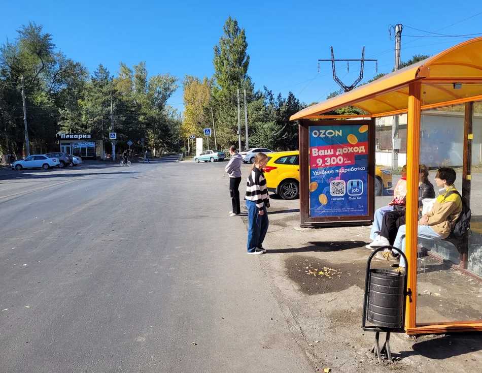 Фотография рекламного носителя, тип: Остановка 1.8x1.2, адрес: Высоковольная ул., д.3, Новочеркасск, Ростовская область, Россия. Сторона A №1371280