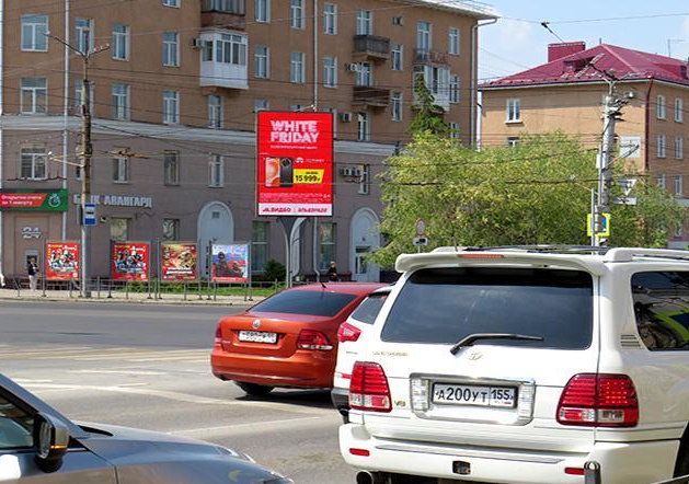 Фотография рекламного носителя, тип: Нестандартный билборд, адрес: Масленникова ул. X К. Маркса пр-т., д.12, Омск, Омская область, Россия. Сторона B1-B10 №850735