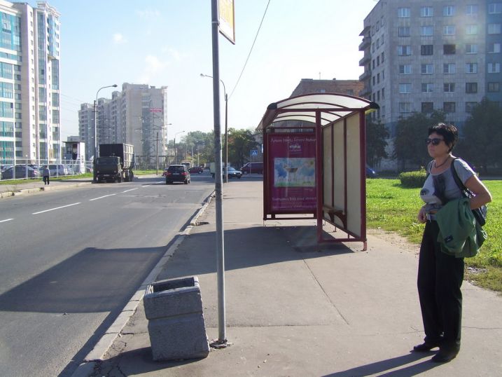 Фотография рекламного носителя, тип: Остановка 1.8x1.2, адрес: Шелгунова ул., д.12, Санкт-Петербург, Россия. Сторона А №130530