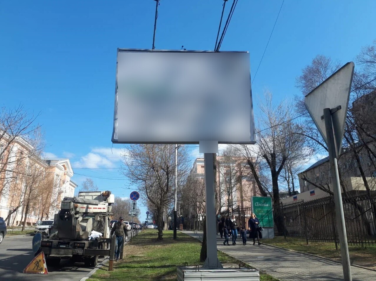 Фотография рекламного носителя, тип: Ситиборд 2.7x3.7, адрес: Льва Толстого ул., д.7, Хабаровск, Хабаровский край, Россия. Сторона А №1395471