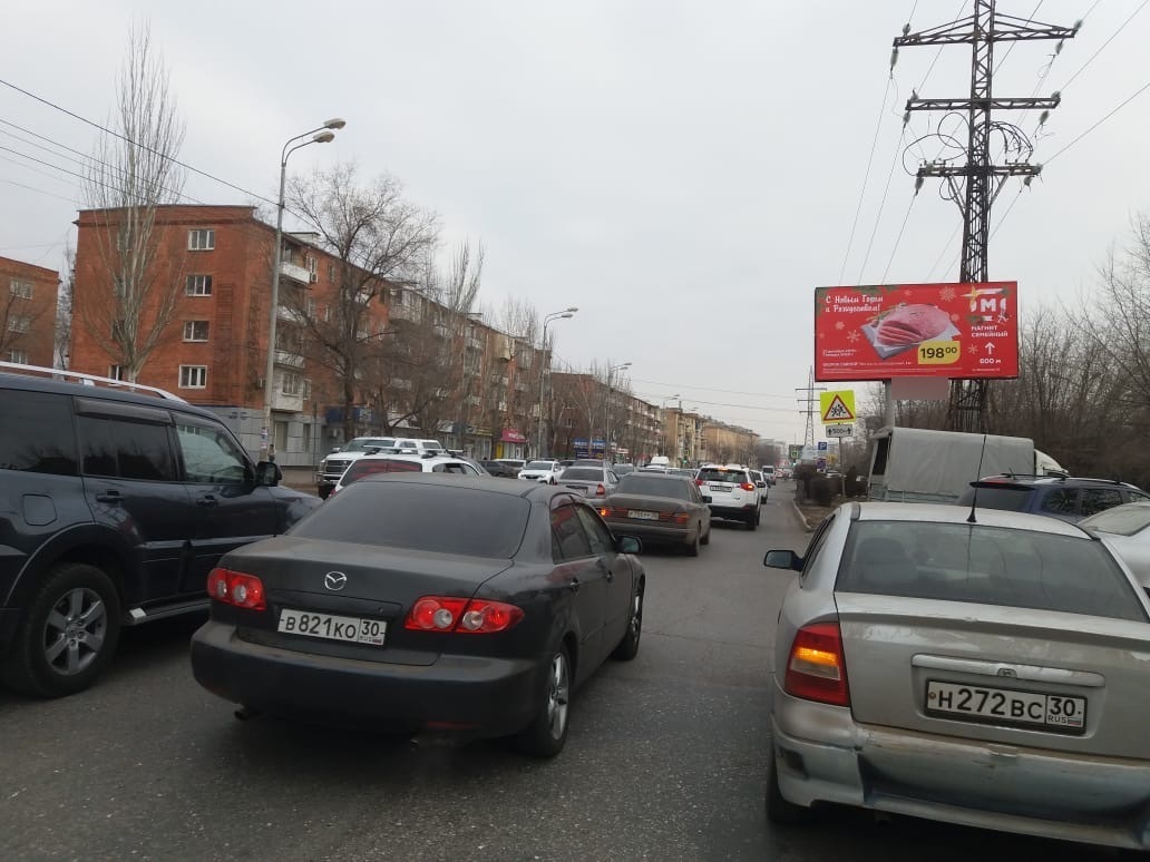 Фотография рекламного носителя, тип: Билборд 3x6, адрес: Академика Королева ул., д.51 Х Савушкина ул., поз.1, Астрахань, Астраханская область, Россия. Сторона А №700756