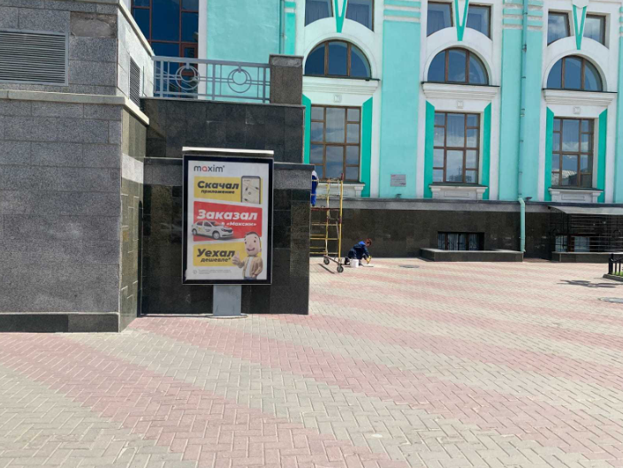 Фотография рекламного носителя, тип: Ситиформат 1.8x1.2, адрес: Леконта ул., д.1, привокзальная пл., справа от входа, поз.1, Омск, Омская область, Россия. Сторона А №987326