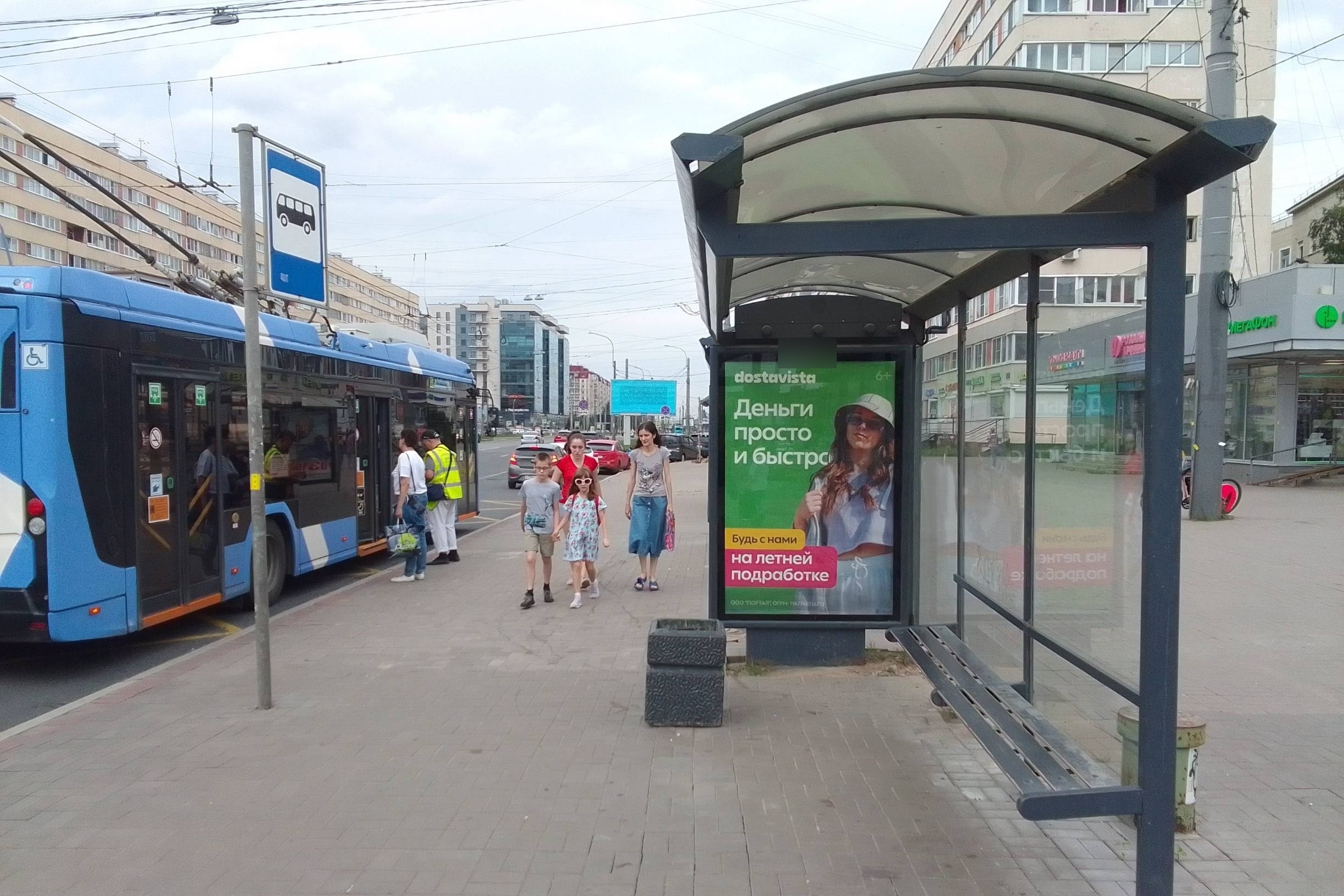 Фотография рекламного носителя, тип: Остановка 1.8x1.2, адрес: Наличная ул. Х Одоевского ул., д.33, поз.1, Санкт-Петербург, Россия. Сторона А №139900
