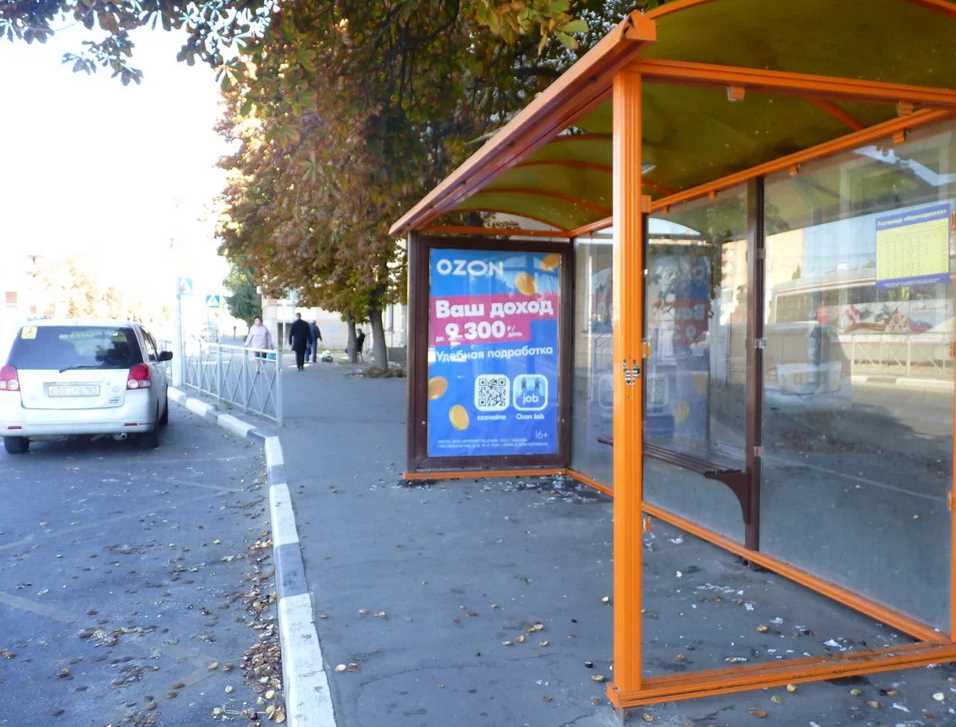 Фотография рекламного носителя, тип: Остановка 1.8x1.2, адрес: 26 Бакинских комиссаров ул., д.2, Новочеркасск, Ростовская область, Россия. Сторона A №1371276