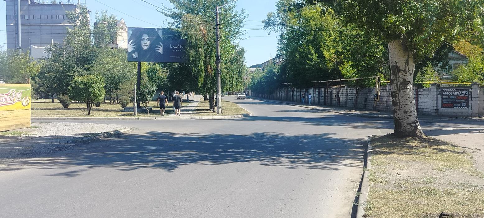 Фотография рекламного носителя, тип: Билборд 3x6, адрес: Октябрьская ул. Х Сергея Лазо ул., поз.2, Харцызск, Донецкая область, Россия. Сторона B №1398029