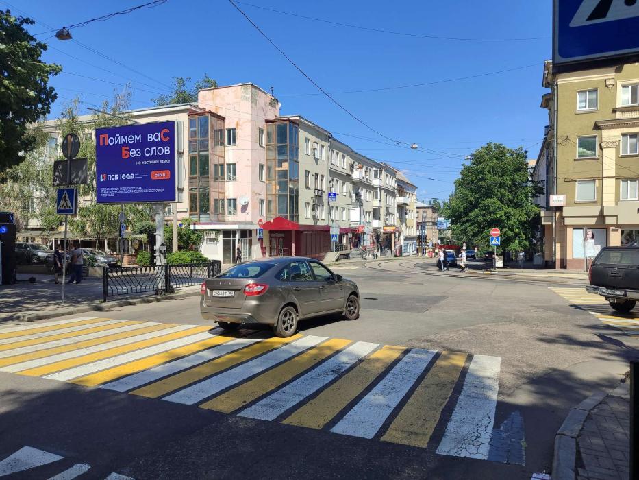 Фотография рекламного носителя, тип: Ситиборд 2.7x3.7, адрес: Гурова ул. X Постышева ул., Донецк, Донецкая область, Россия. Сторона B1-B10 №1404080