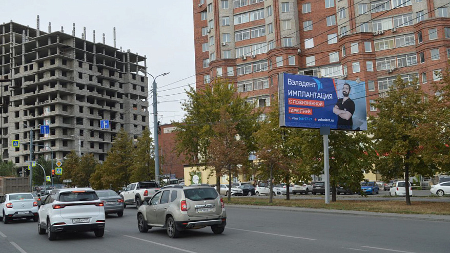 Фотография рекламного носителя, тип: Билборд 3x6, адрес: Бр. Кашириных ул., д.22 Х 1 Мая ул., Челябинск, Челябинская область, Россия. Сторона A №201541