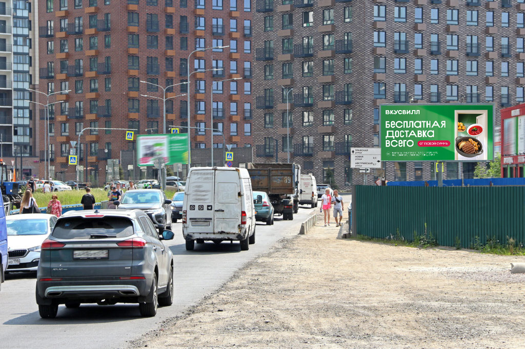 Фотография рекламного носителя, тип: Билборд 3x6, адрес: Центральная ул., у моста через р.Оккервиль, Кудрово, Ленинградская область, Россия. Сторона A №717287