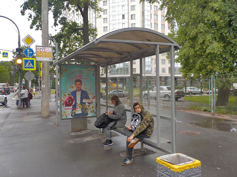 Фотография рекламного носителя, тип: Остановка 1.8x1.2, адрес: Савушкина ул. X Липовая ал., д.9, Санкт-Петербург, Россия. Сторона А №165635