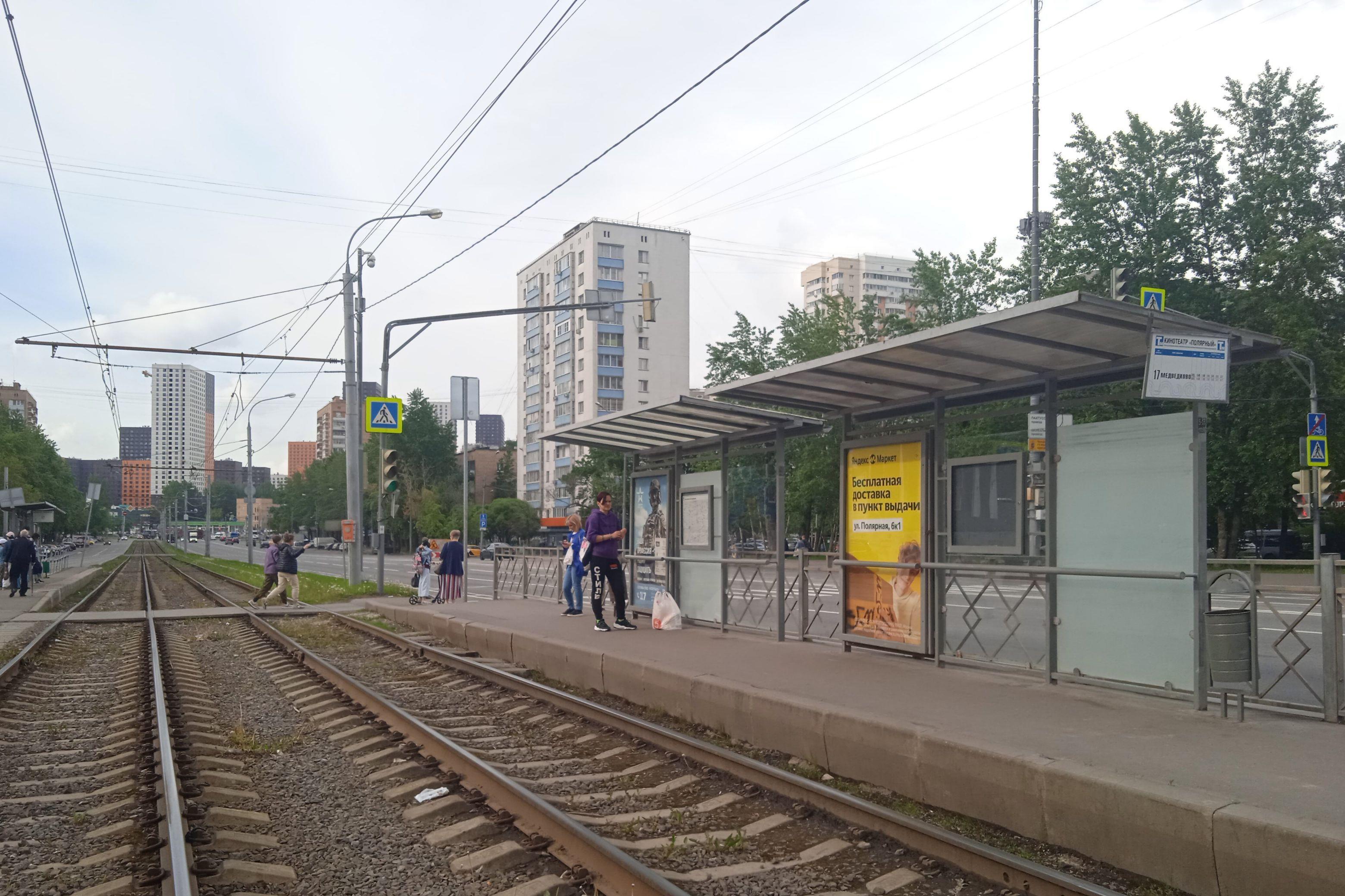 Фотография рекламного носителя, тип: Остановка 1.8x1.2, адрес: Полярная ул., д.7А, поз.1, Москва, Россия. Сторона А №809126