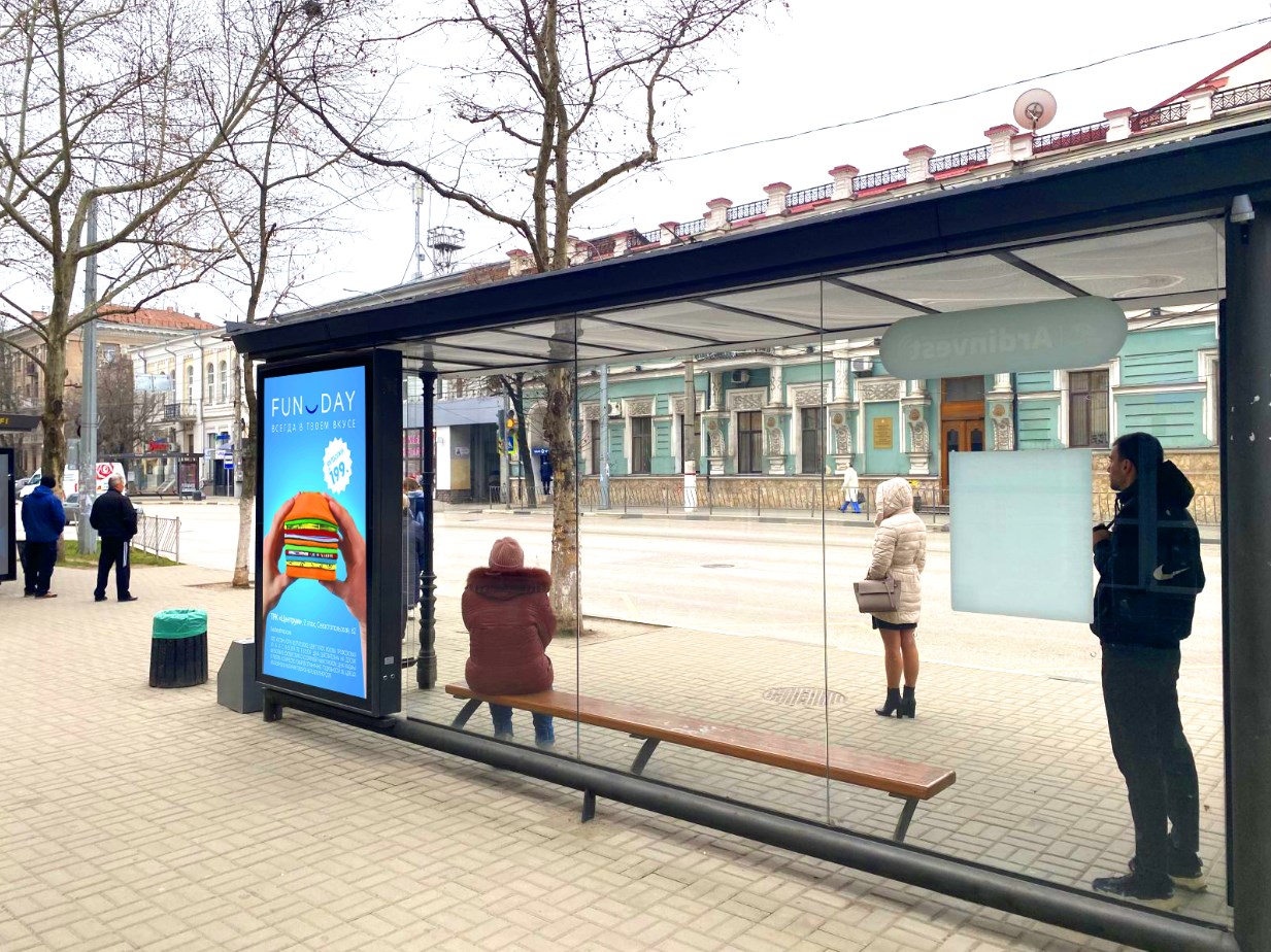 Фотография рекламного носителя, тип: Остановка 1.8x1.2, адрес: Александра Невского ул., ГЛАВПОЧТАМТ, поз.1, Симферополь, Республика Крым, Россия. Сторона B2 №1046990