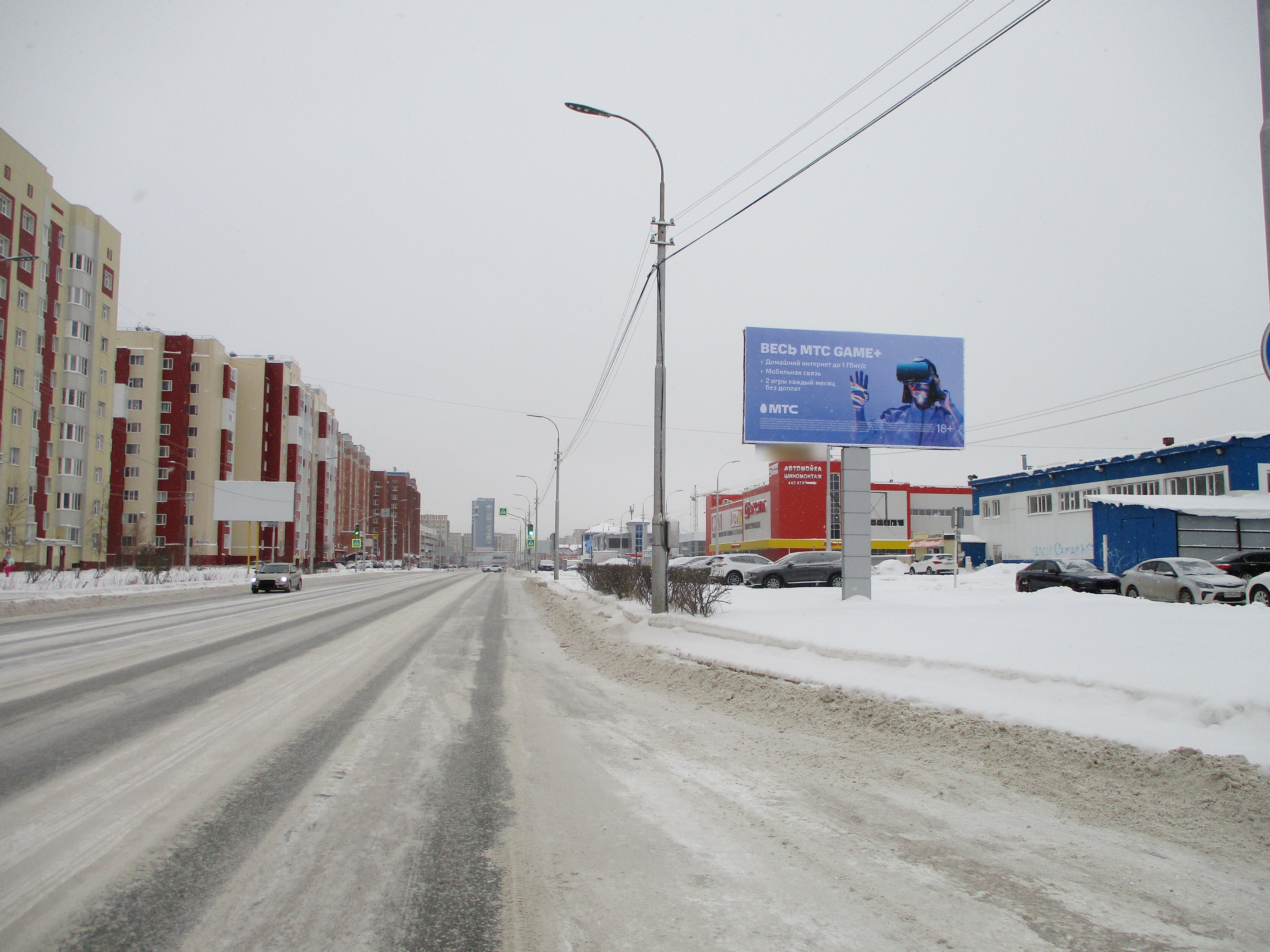 Фотография рекламного носителя, тип: Билборд 3x6, адрес: Быстринская ул., д.11, Сургут, Ханты-Мансийский автономный округ – Югра, Россия. Сторона А №937019