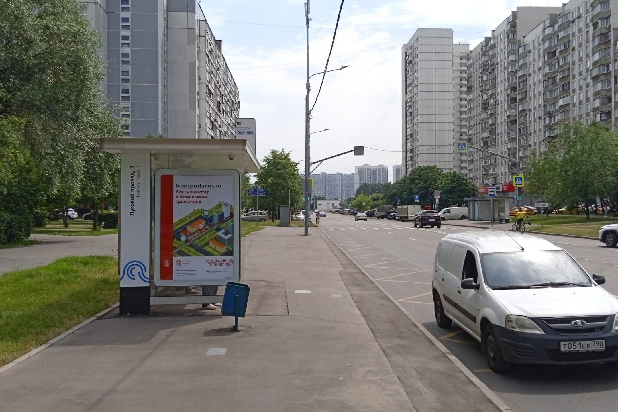 Фотография рекламного носителя, тип: Остановка 1.8x1.2, адрес: Луговой пр-зд., ост. Луговой пр-д, 7, поз.1, Москва, Россия. Сторона Б №1012047