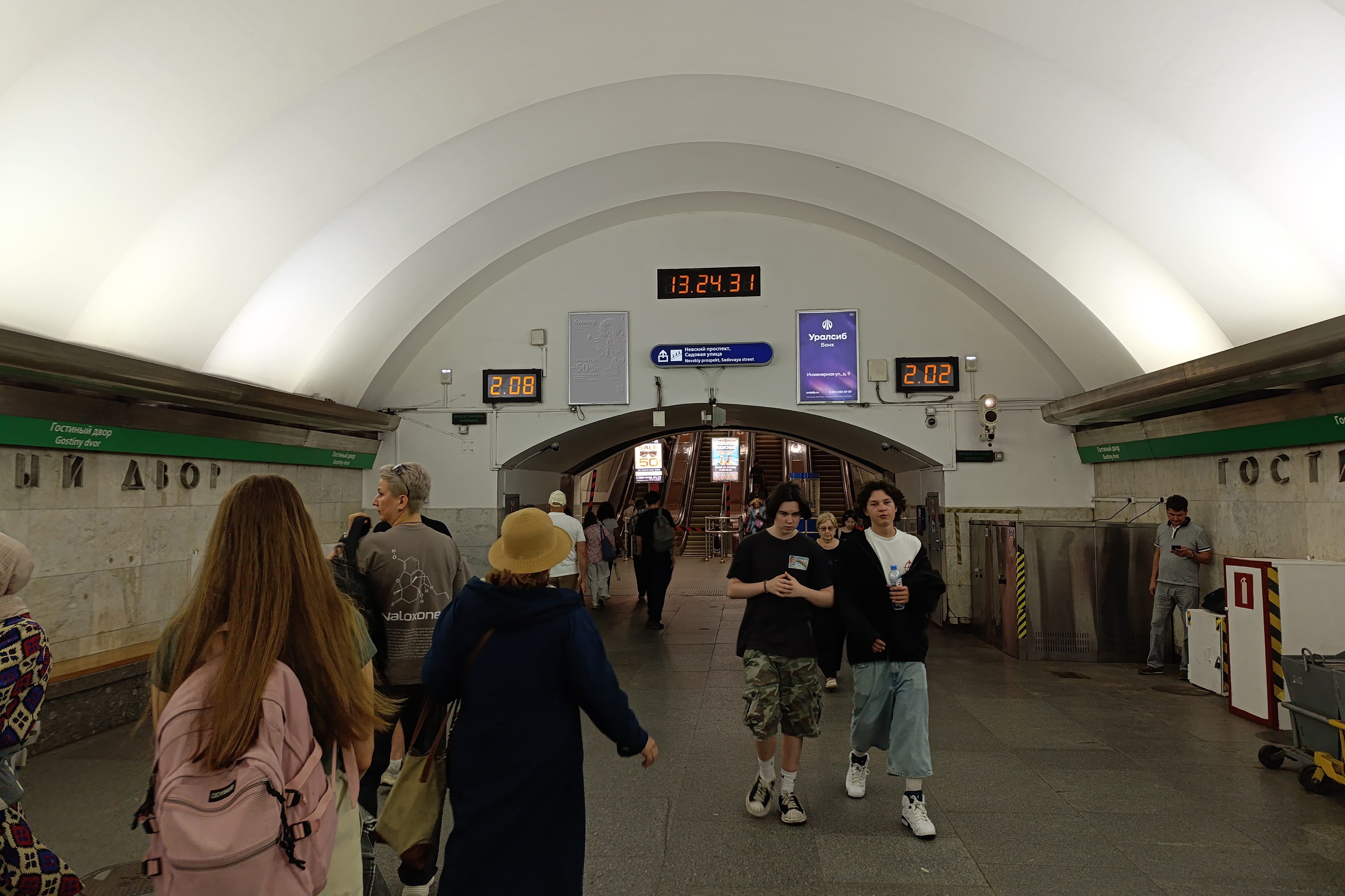 Фотография рекламного носителя, тип: Лайтбокс, адрес: Станция метро «Гостиный двор», линия Невско-Василеостровская, Санкт-Петербург, Россия. Сторона/вариант С №1606296
