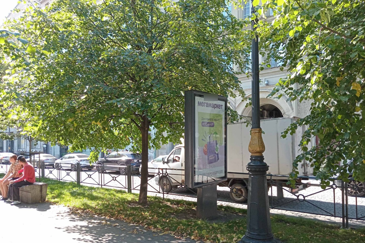 Фотография рекламного носителя, тип: Ситиформат 1.8x1.2, адрес: Большая Конюшенная ул., д.13, Санкт-Петербург, Россия. Сторона А1-А4 №108419