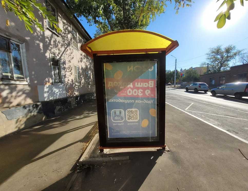 Фотография рекламного носителя, тип: Остановка 1.8x1.2, адрес: 26 Бакинских комиссаров ул., д.28, Новочеркасск, Ростовская область, Россия. Сторона B №1371279