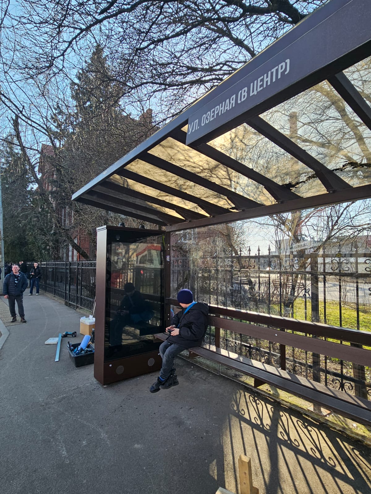 Фотография рекламного носителя, тип: Остановка 1.8x1.2, адрес: Горького ул., ост. «Озерная», Калининград, Калининградская область, Россия. Сторона А1 №1030052