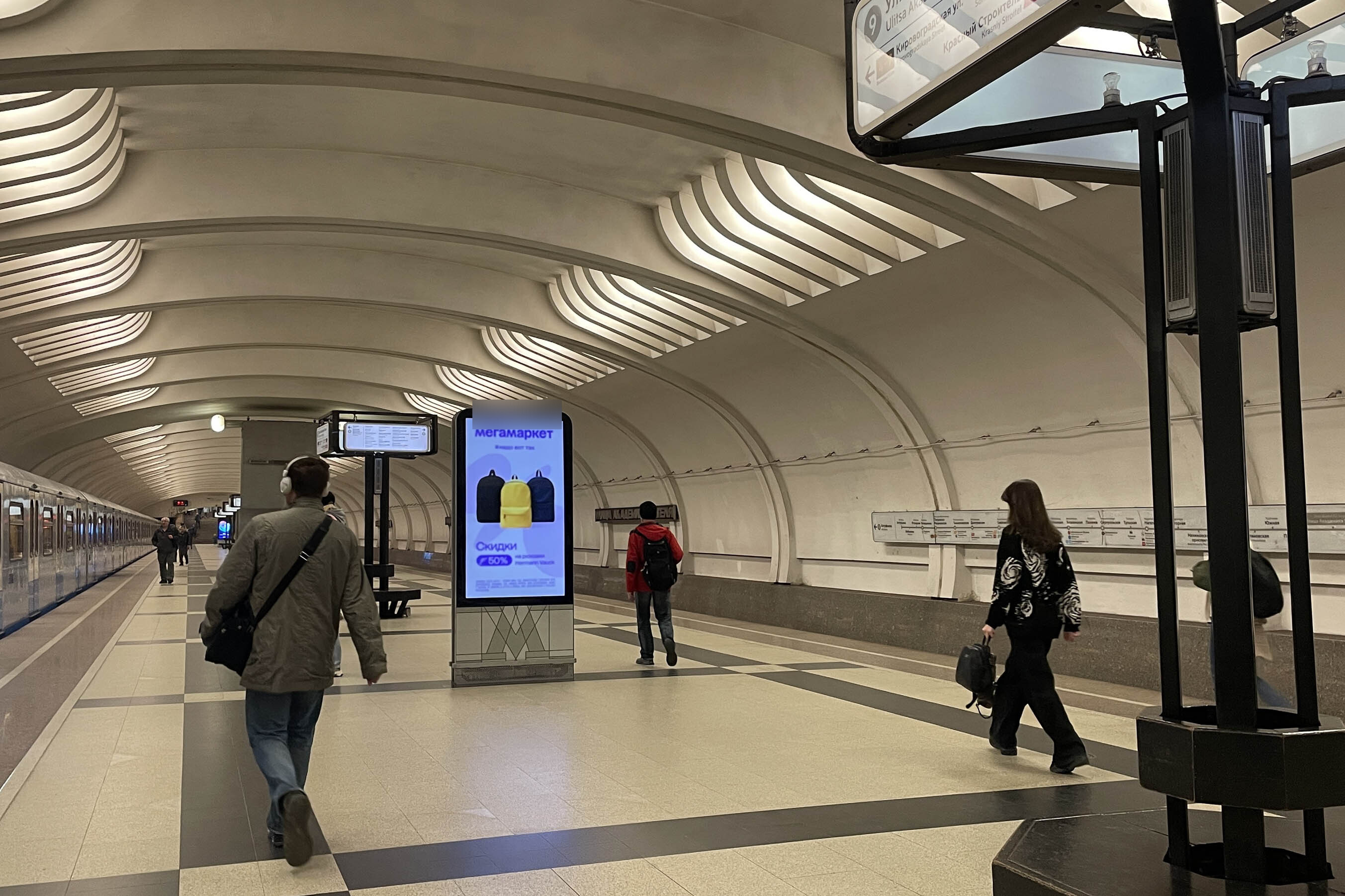 Фотография рекламного носителя, тип: Видеоэкран, адрес: Станция метро «Улица Академика Янгеля», линия Серпуховско-Тимирязевская, Москва, Россия. Сторона/вариант А1 №1423354