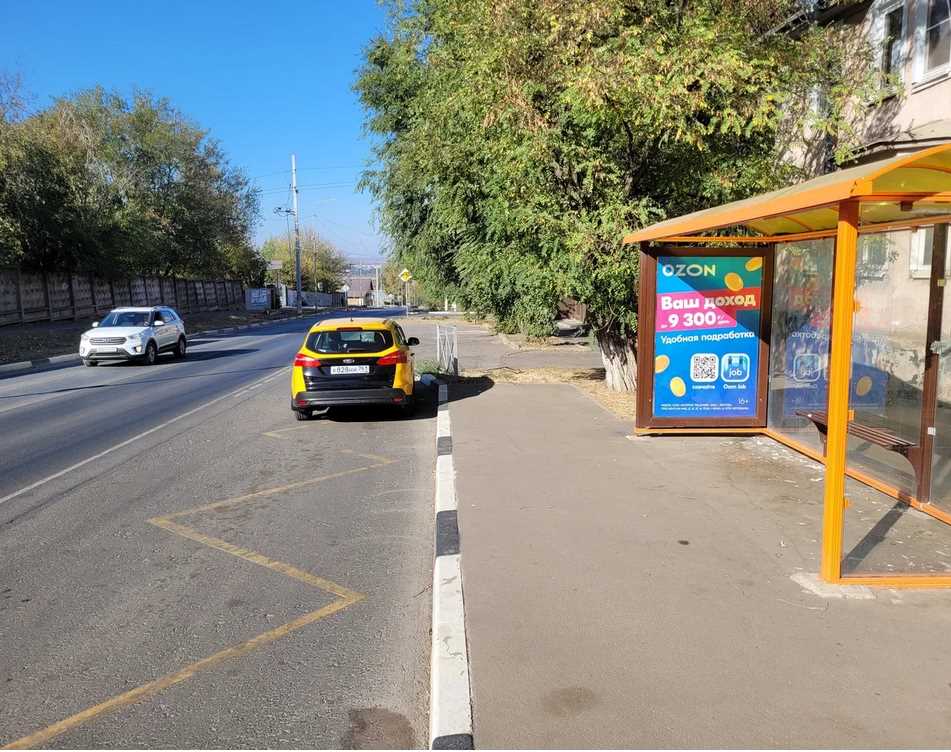 Фотография рекламного носителя, тип: Остановка 1.8x1.2, адрес: 26 Бакинских комиссаров ул., д.28, Новочеркасск, Ростовская область, Россия. Сторона A №1371278