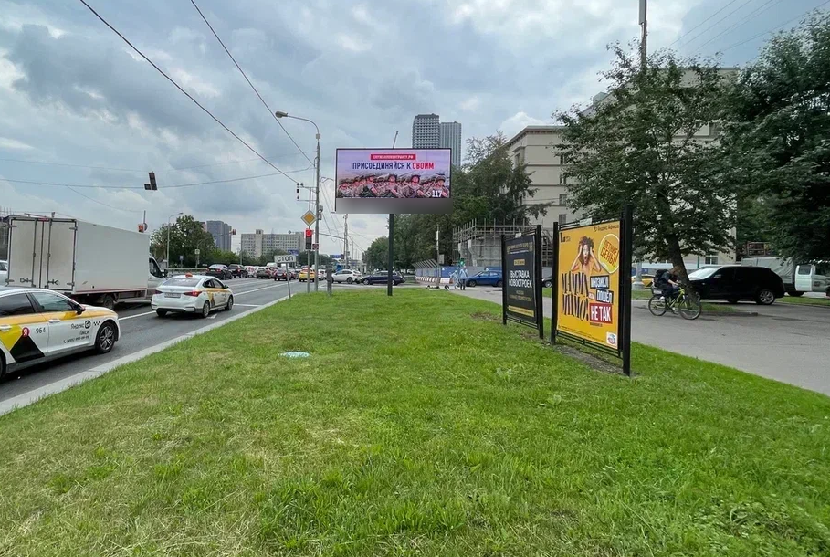 Фотография рекламного носителя, тип: Афиша 1.75x1.8, адрес: Дмитровское ш., д.7, поз.1, стенд 2, Москва, Россия. Сторона A №882554