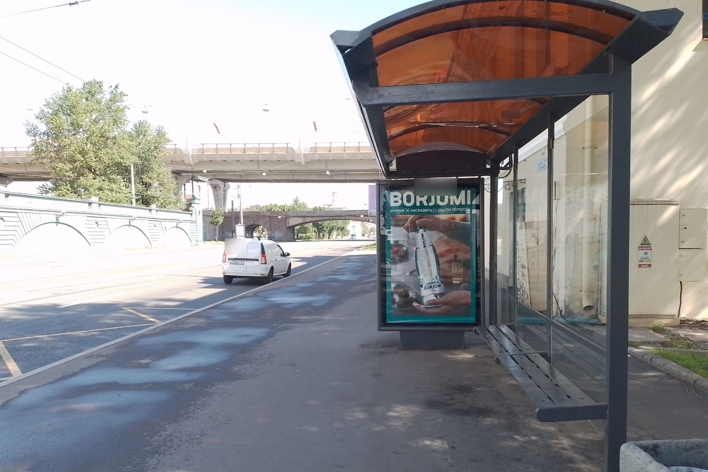 Фотография рекламного носителя, тип: Остановка 1.8x1.2, адрес: Стачек пр-т., д.48 Х Возрождения ул., Санкт-Петербург, Россия. Сторона А №140723