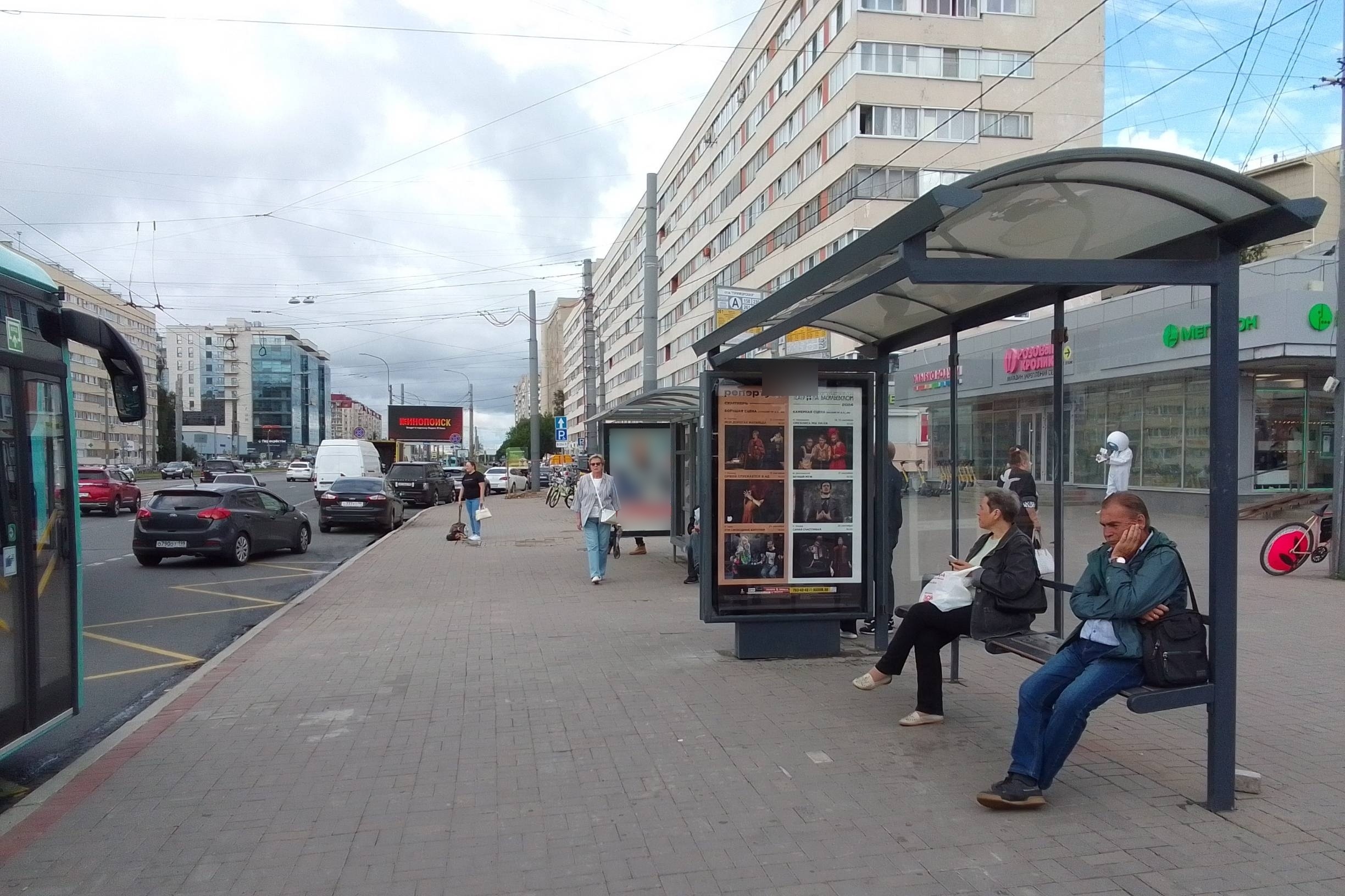 Фотография рекламного носителя, тип: Остановка 1.8x1.2, адрес: Наличная ул. Х Одоевского ул., д.33, поз.2, Санкт-Петербург, Россия. Сторона А №139907