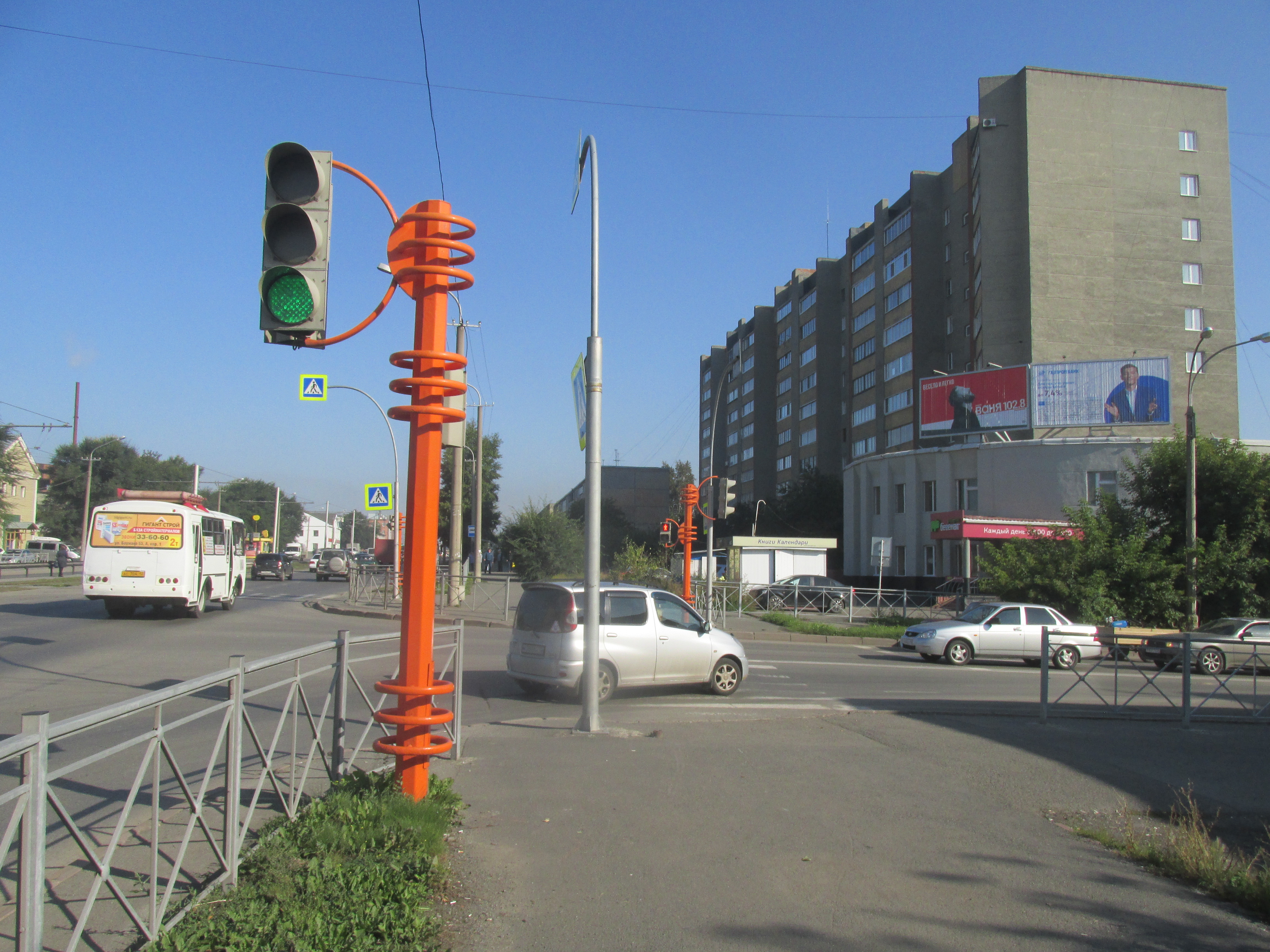 Фотография рекламного носителя, тип: Билборд 3x6, адрес: Кузнецкий пр-т., д.122, Кемерово, Кемеровская область, Россия. Сторона А1-А3 №846899