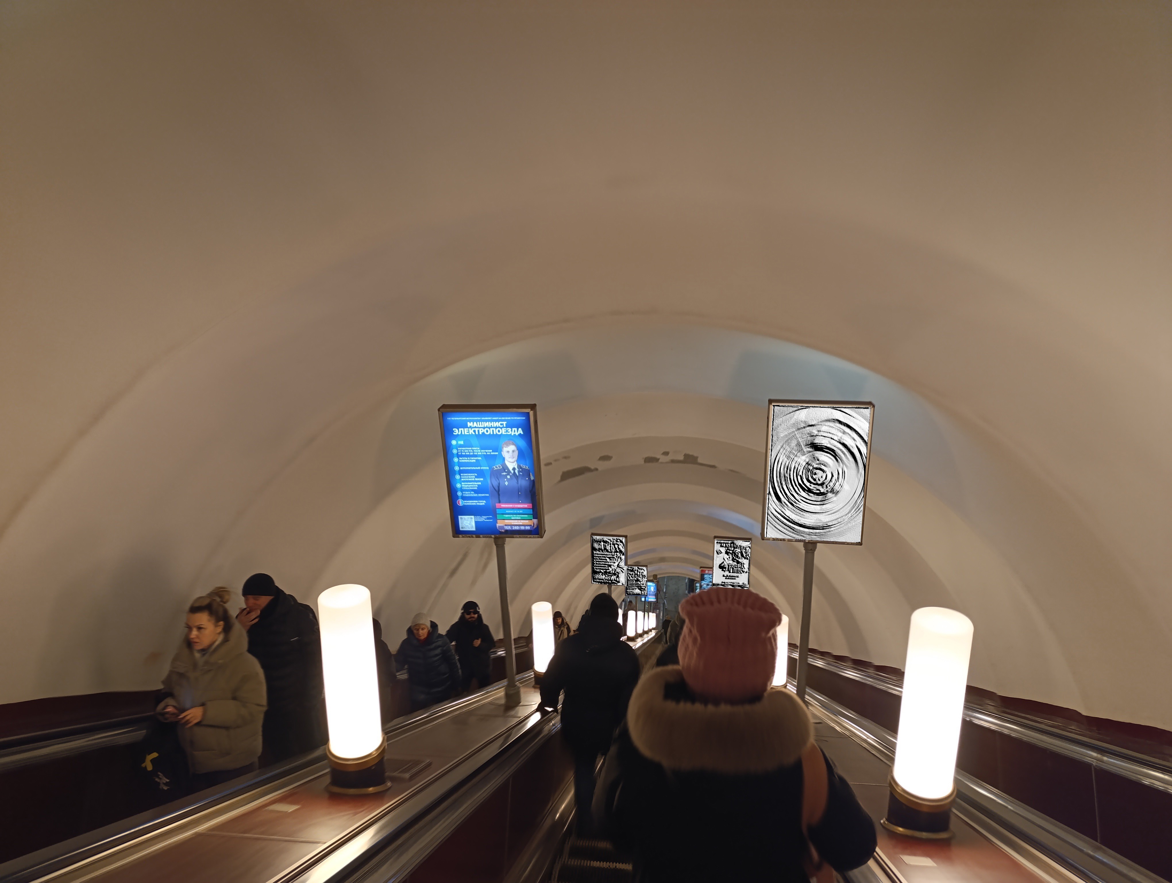 Фотография рекламного носителя, тип: Лайтбокс, адрес: Станция метро «Московская», линия Московско-Петроградская, Санкт-Петербург, Россия. Сторона/вариант Б №1606149