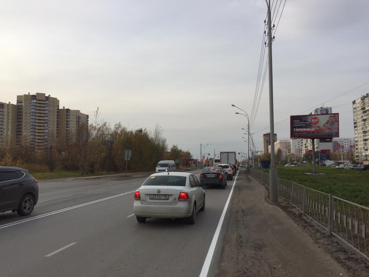 Фотография рекламного носителя, тип: Билборд 3x6, адрес: Ханты-Мансийская ул., д.25, поз.2, Нижневартовск, Ханты-Мансийский автономный округ – Югра, Россия. Сторона А1-А3 №676711