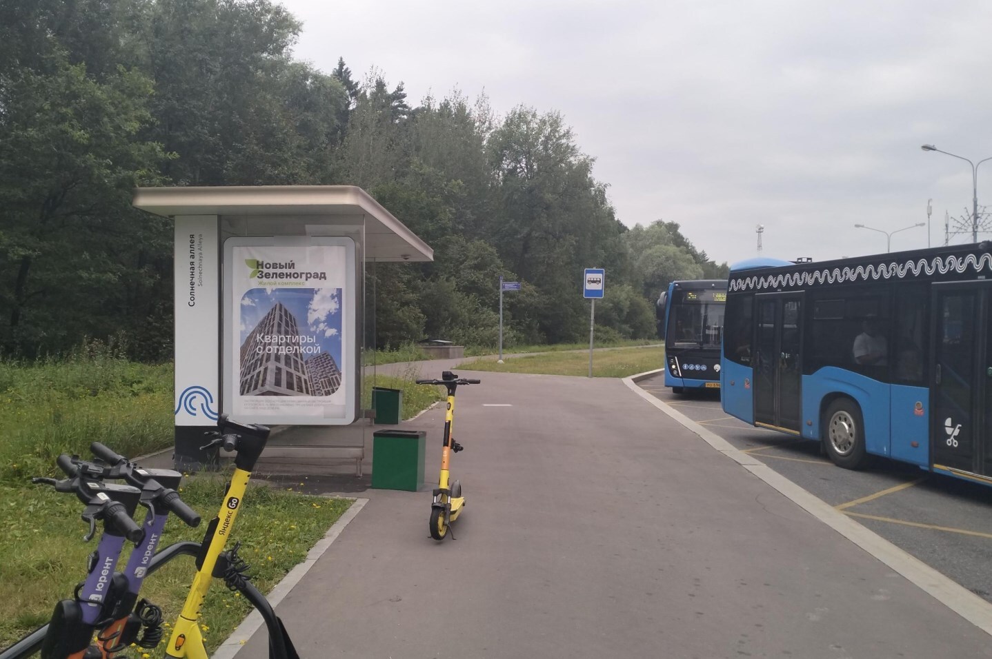 Фотография рекламного носителя, тип: Остановка 1.8x1.2, адрес: Солнечная ал., д.3, Зеленоград, Москва, Россия. Сторона Б №309283