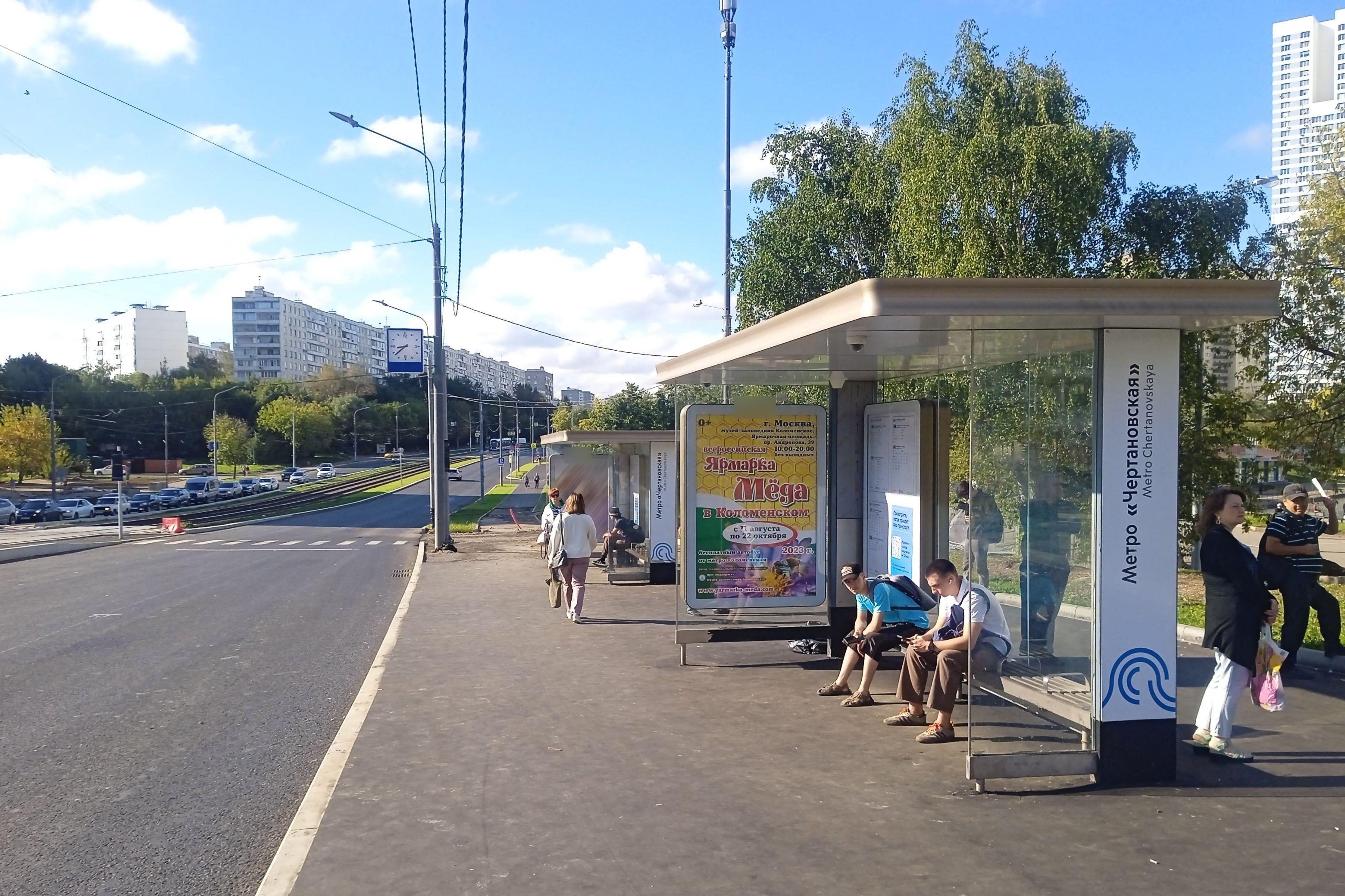 Фотография рекламного носителя, тип: Остановка 1.8x1.2, адрес: Чертановская ул., д.1, ост. метро Чертановская, поз.2, Москва, Россия. Сторона А №1001144