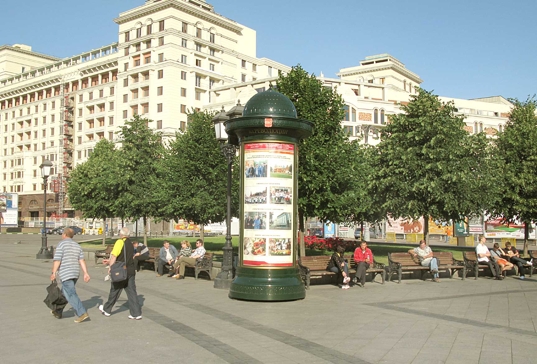 Фотография рекламного носителя, тип: Пиллар 3x1.4, адрес: Революции пл., д.5, Москва, Россия. Сторона A №12323