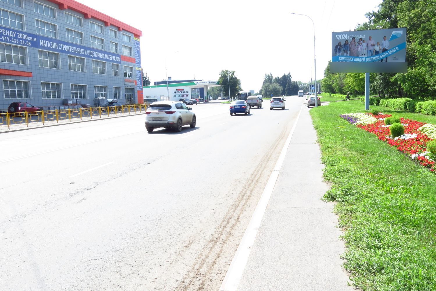 Фотография рекламного носителя, тип: Билборд 3x6, адрес: Интернациональная ул. X Комарова ул., д.8, Уфа, Республика Башкортостан, Россия. Сторона А №92038