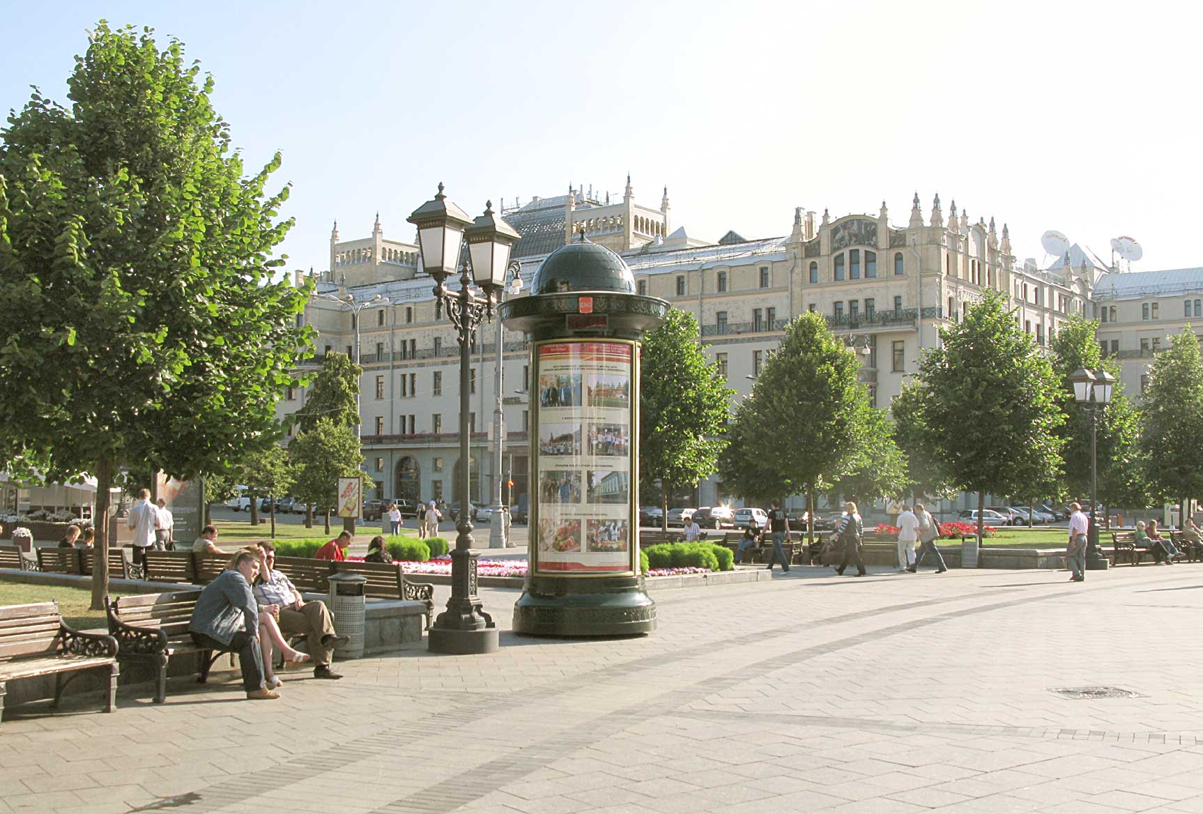 Фотография рекламного носителя, тип: Пиллар 3x1.4, адрес: Революции пл., д.5, Москва, Россия. Сторона B №12326