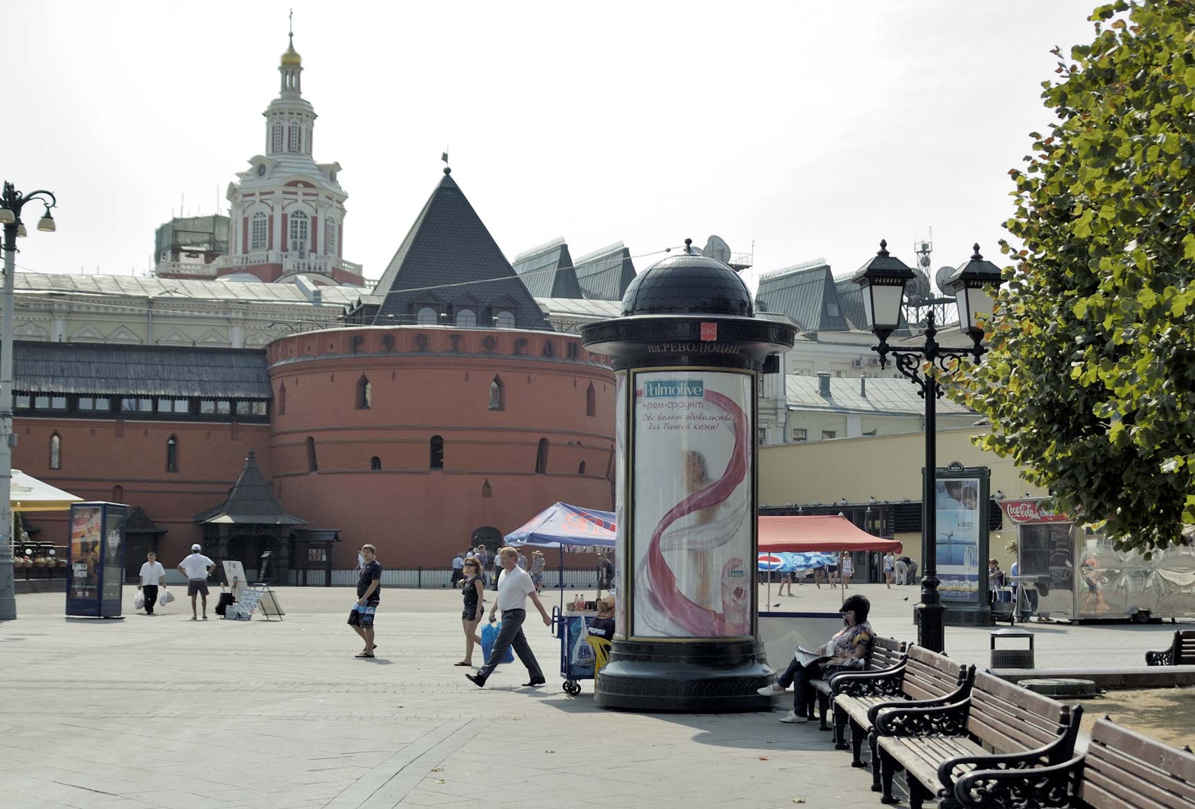 Фотография рекламного носителя, тип: Пиллар 3x1.4, адрес: Революции пл., д.5, Москва, Россия. Сторона C №12329