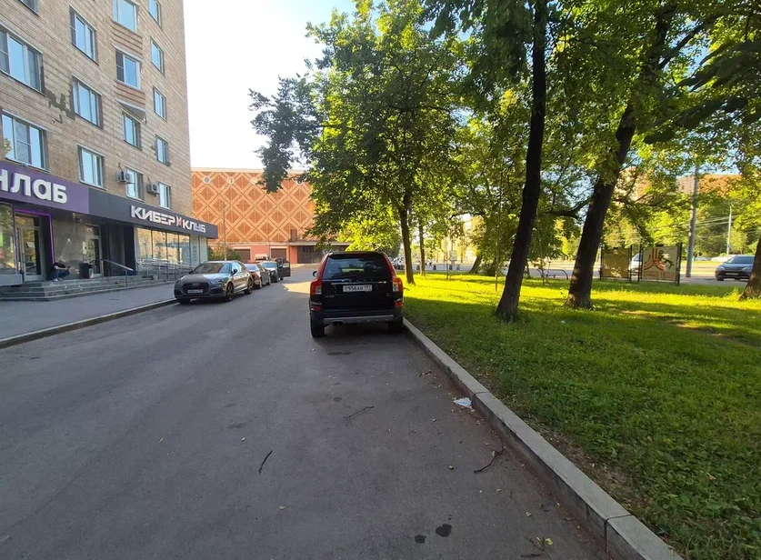 Фотография рекламного носителя, тип: Афиша 1.75x1.8, адрес: Ломоносовский пр-т., 15, поз.2, стенд 2, Москва, Россия. Сторона B №886942