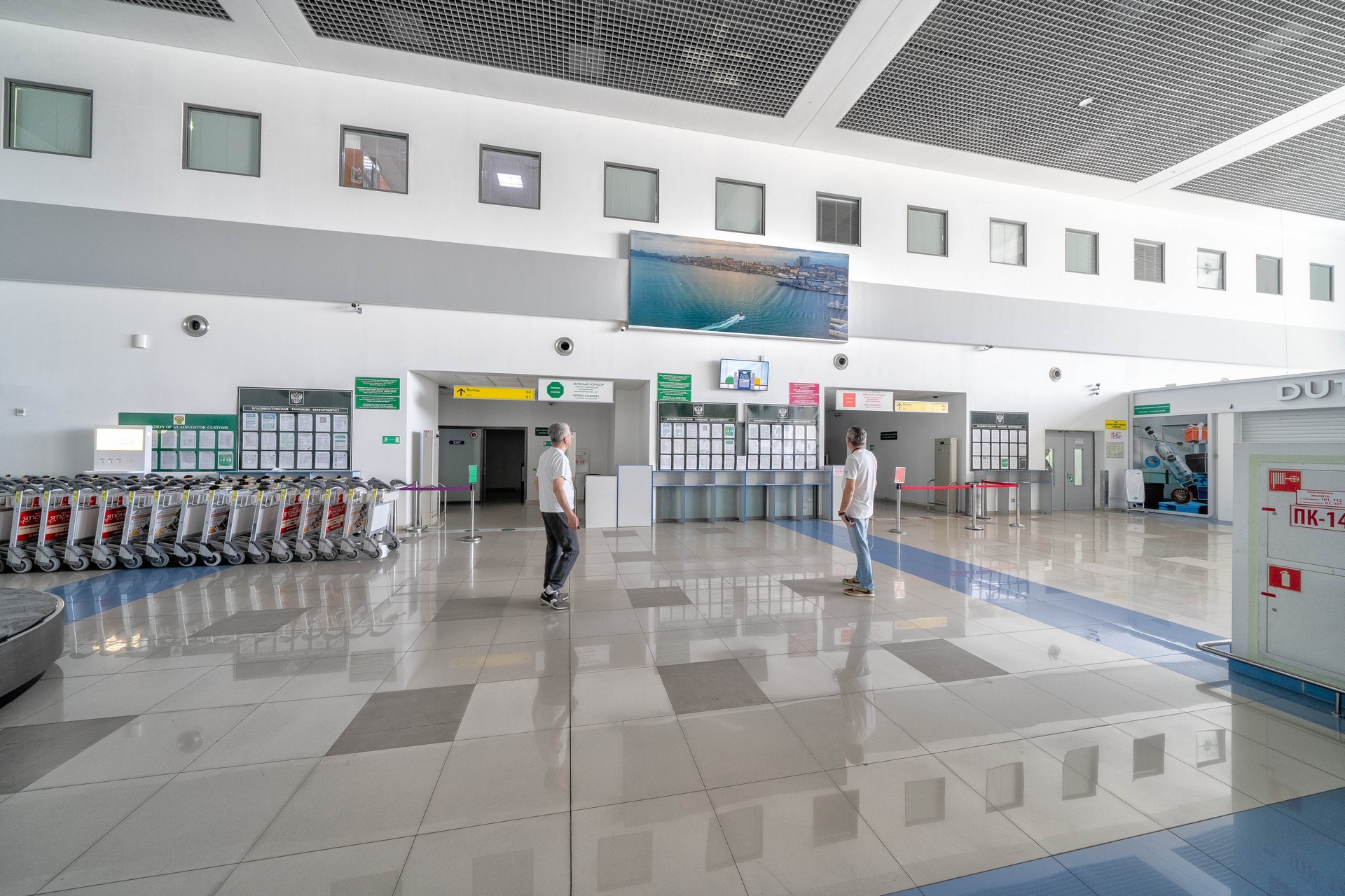 Фотография рекламного носителя, тип: Видеоэкран, адрес: Аэропорт «Международный аэропорт имени В.К. Арсеньева», Владимира Сайбеля ул., д.45, Владивосток, Приморский край, Россия. Сторона/вариант №1326172