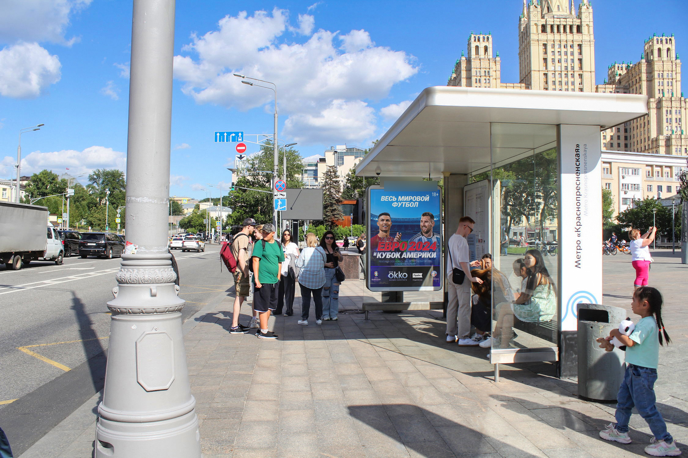 Фотография рекламного носителя, тип: Остановка 1.8x1.2, адрес: Красная Пресня ул., ост. "м. Краснопресненская", поз.2, Москва, Россия. Сторона А1 №334770