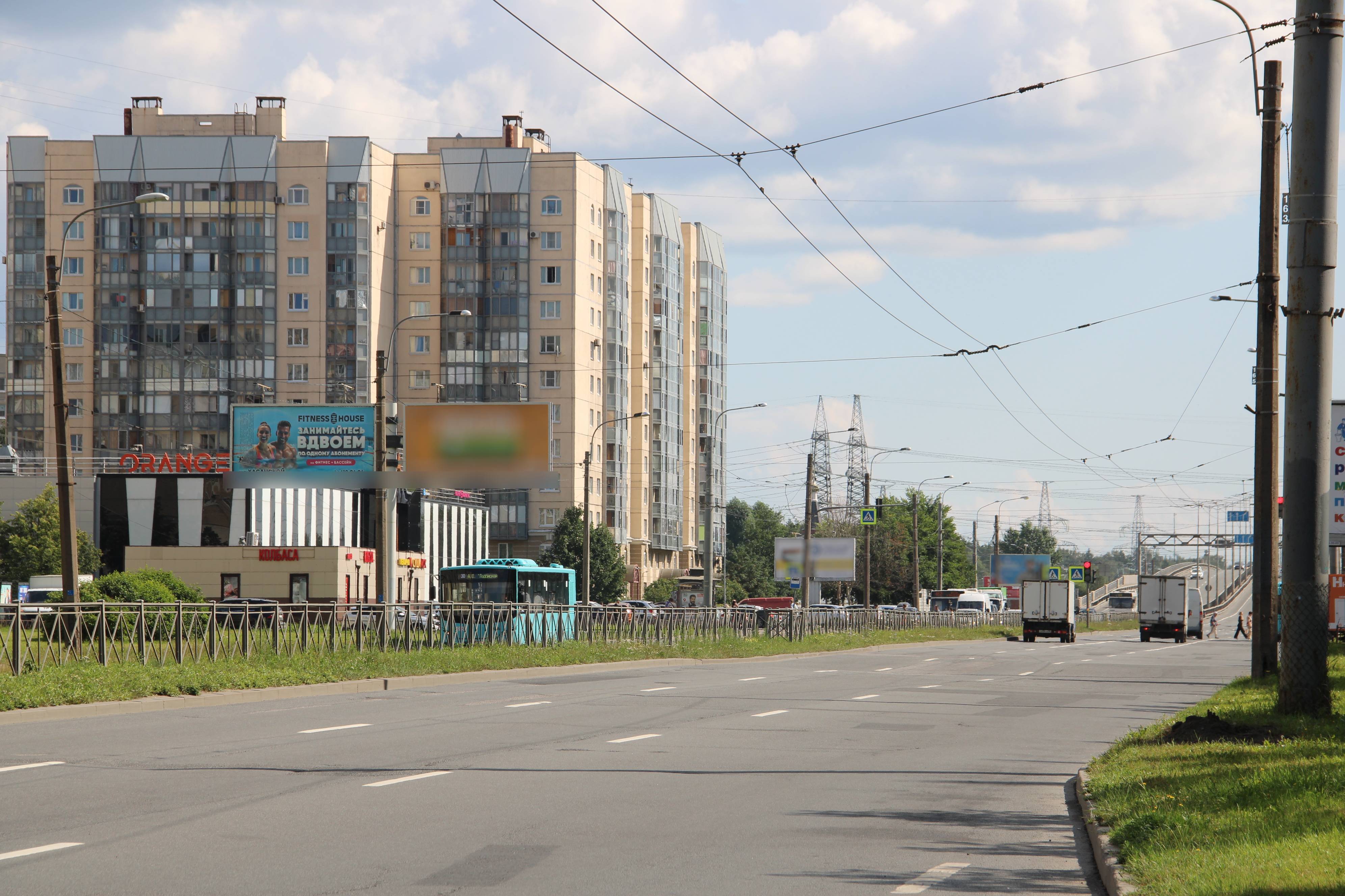 Фотография рекламного носителя, тип: Билборд 3x6, адрес: Косыгина пр-т., д.28 Х Наставников пр-т., Санкт-Петербург, Россия. Сторона Б1 №106672