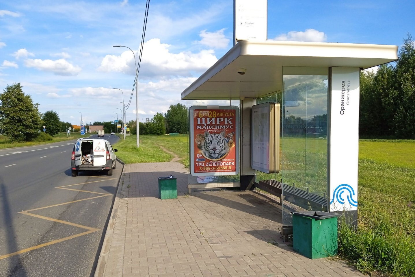 Фотография рекламного носителя, тип: Остановка 1.8x1.2, адрес: Сосновая ал., ост. "Оранжерея", Зеленоград, Москва, Россия. Сторона А №950410