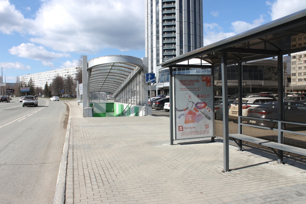 Фотография рекламного носителя, тип: Остановка, адрес: Хасана Туфана пр-т., ост. "Бульвар Энтузиастов", Набережные Челны, Республика Татарстан, Россия. Сторона AE №1401939