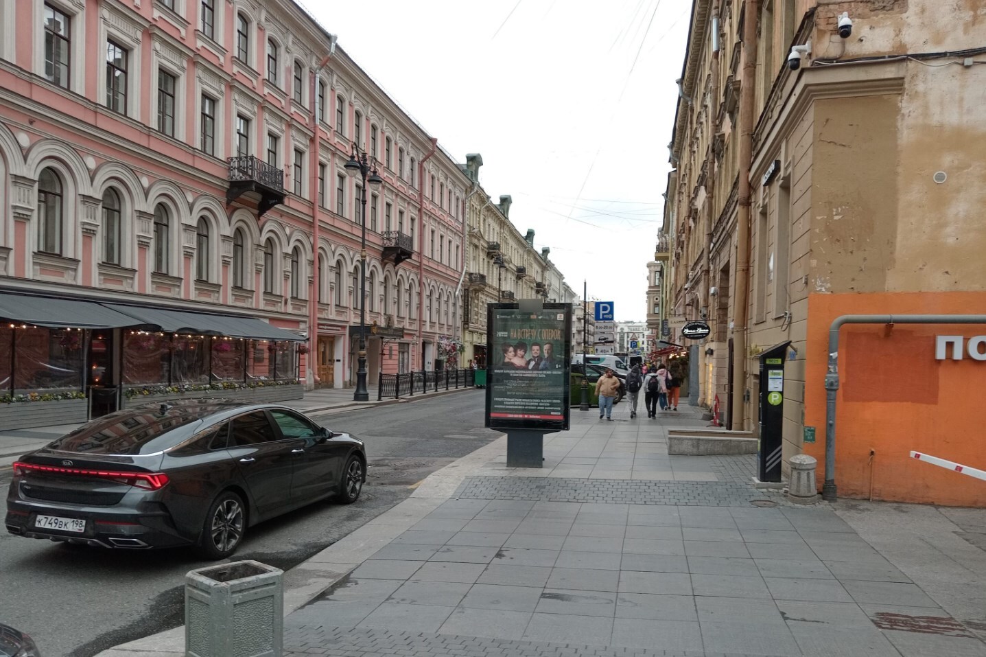 Фотография рекламного носителя, тип: Ситиформат 1.8x1.2, адрес: Рубинштейна ул., д.30, Санкт-Петербург, Россия. Сторона А1-А4 №108431