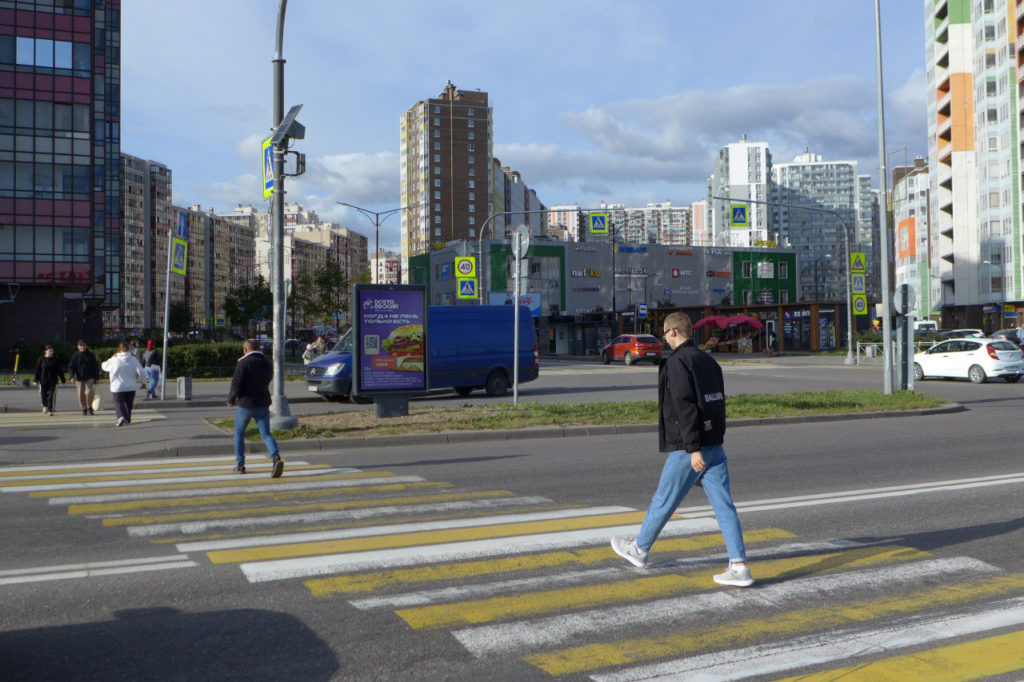 Фотография рекламного носителя, тип: Ситиформат 1.8x1.2, адрес: Строителей ул. X Европейский пр-т., д.3, Кудрово, Ленинградская область, Россия. Сторона A2 №1069376